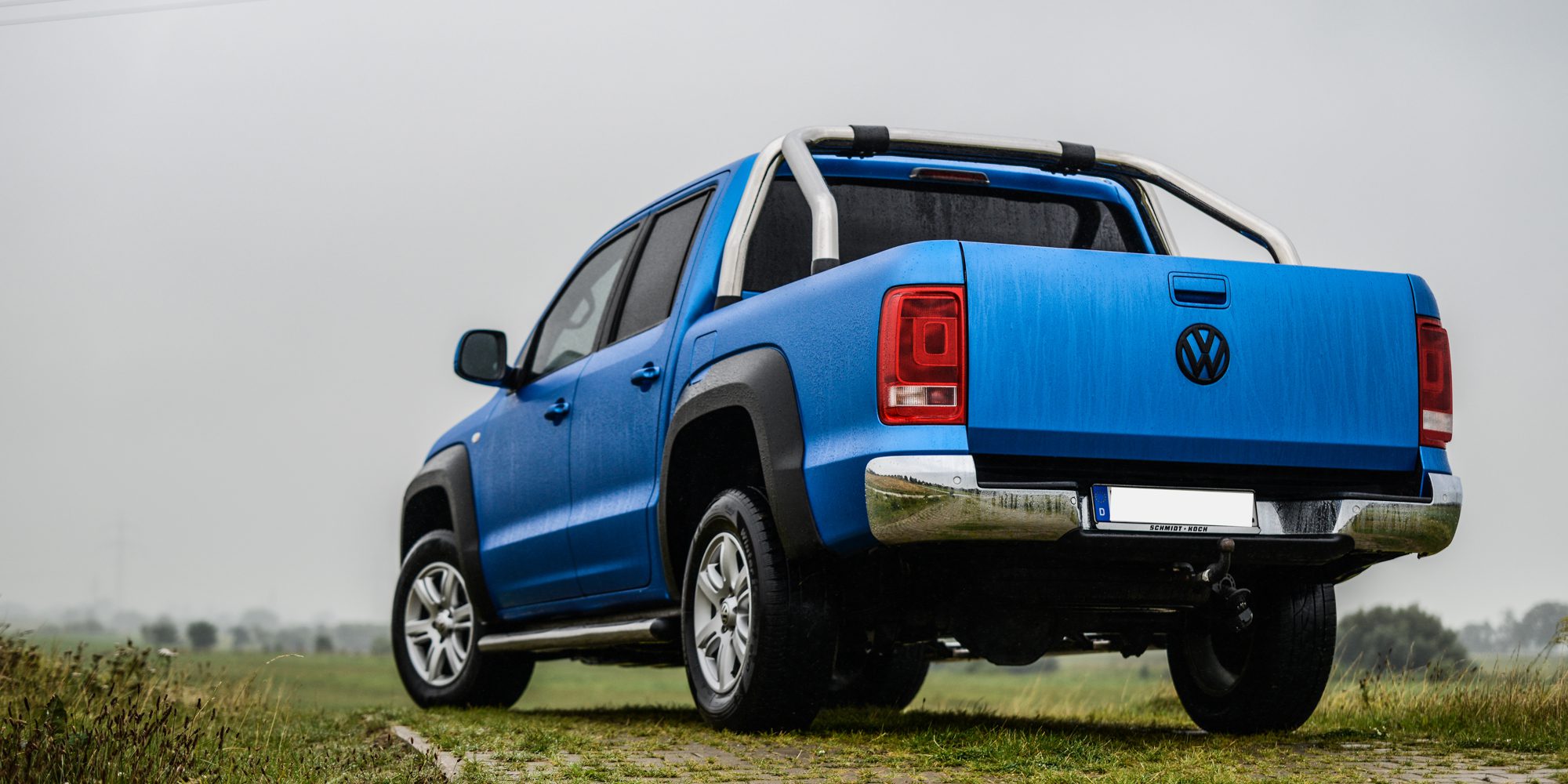 VW Amarok blau foliert hinten von MK Folientechnik folierter VW Amarok blau foliert hinten