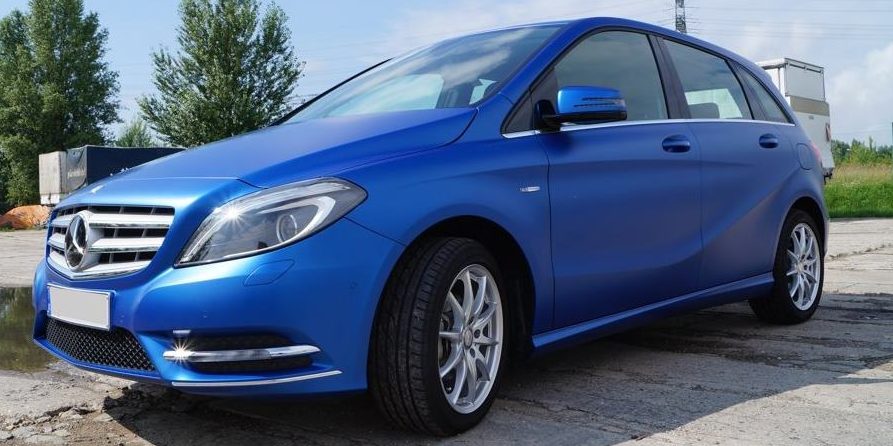 Mercedes-Benz A Klasse blau Blauer Mercedes-Benz A-Klasse, veredelt von MK Folientechnik mit hochwertiger Folierung. Die glänzende Oberfläche unterstreicht das elegante Design des Fahrzeugs und verleiht ihm einen individuellen, sportlichen Look